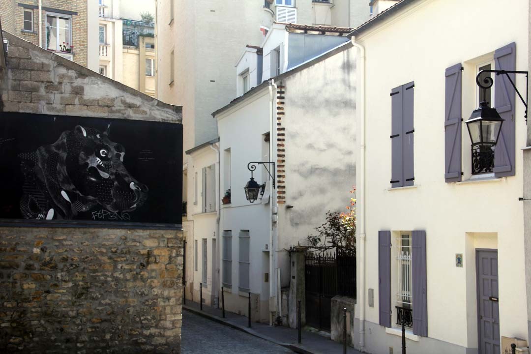 Rue piétonne avec streetart dans Paris 13eme arrondissement