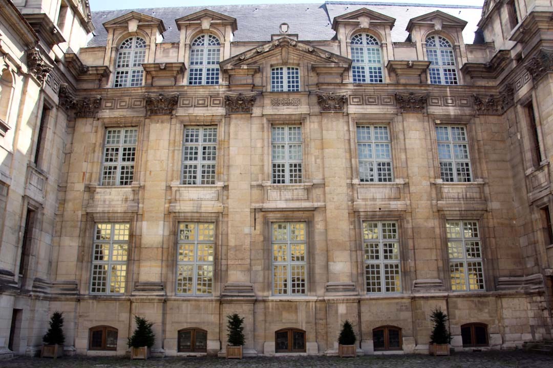 Façade de l'hôtel de Lamoignon à Paris