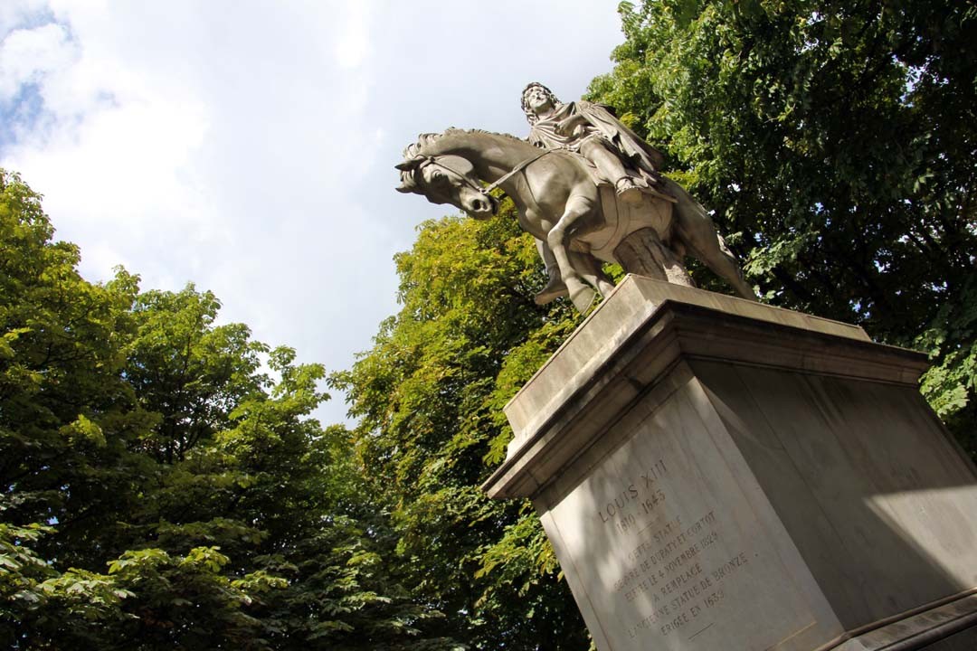 Place des Vosges Paris Statue Louis XIII