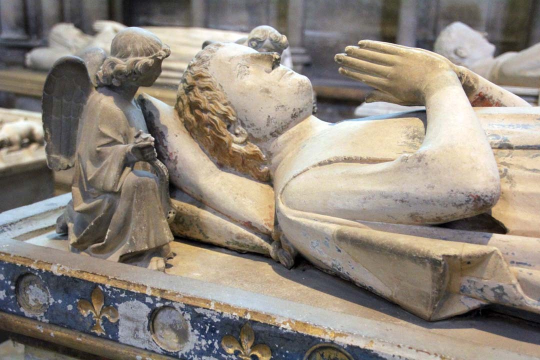Angelot sur gisant à la Basilique Saint-Denis