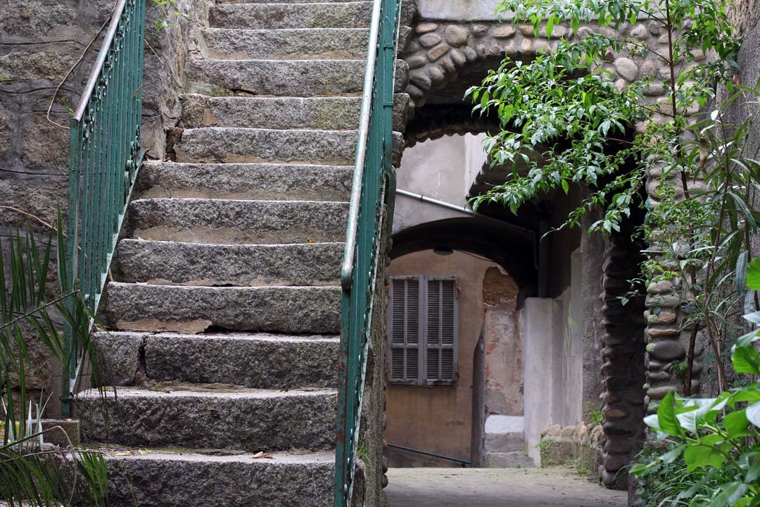 Escaliers dans la vieille ville de Sartène en Corse