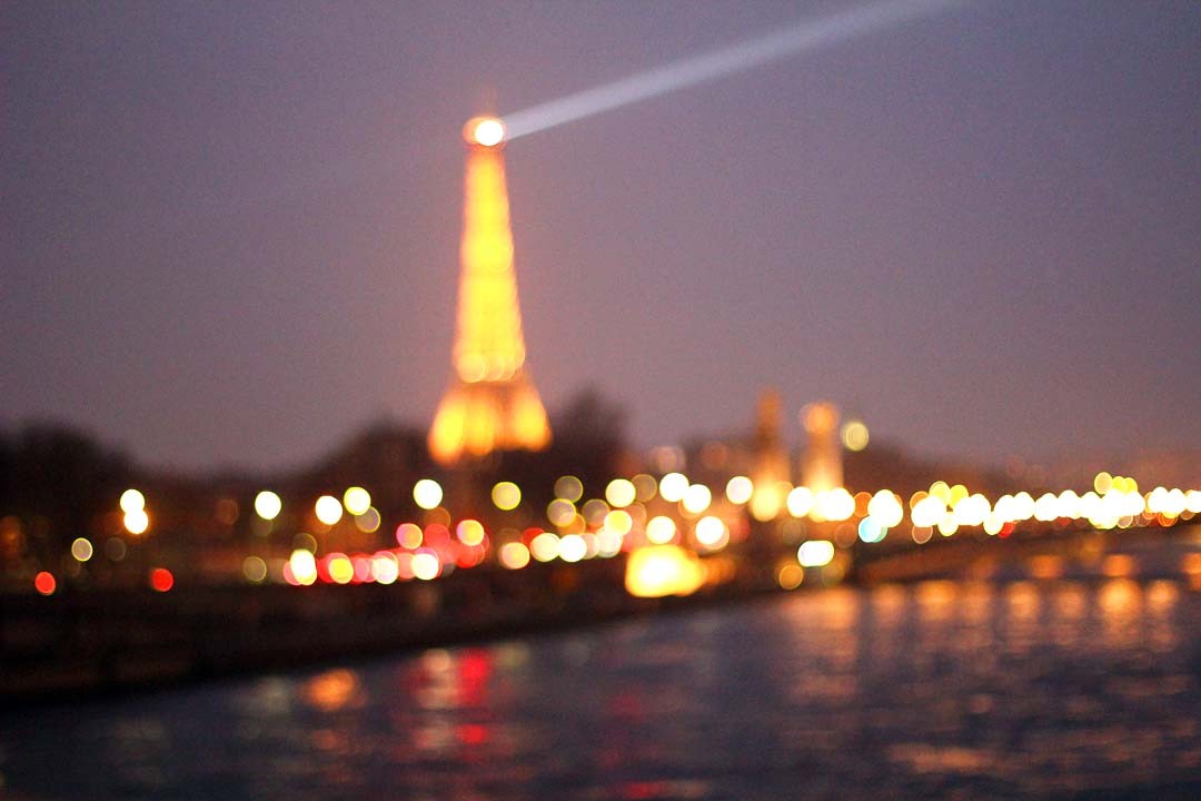 Vue sur Tour Eiffel de nuit, floue