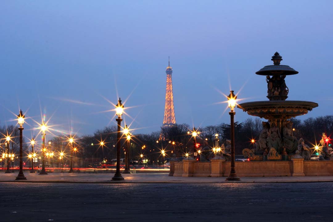 Vue sur Tour Eiffel et place de la Concorde de nuit