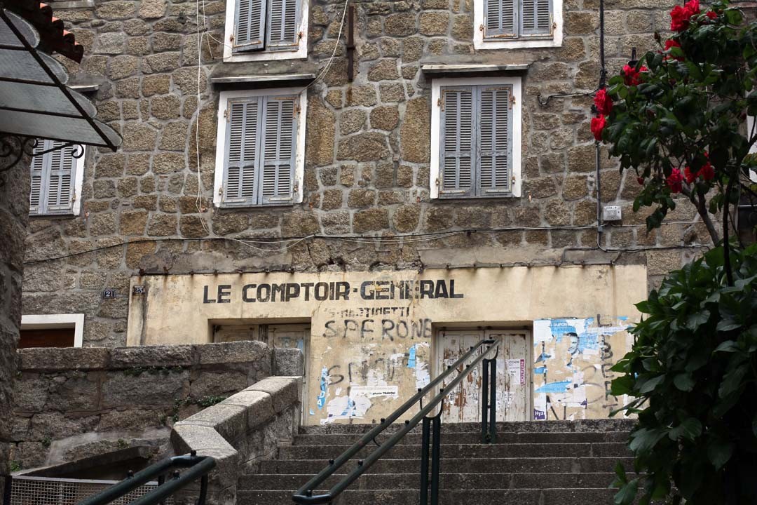 Rue dans la ville de Sartène en Corse du sud