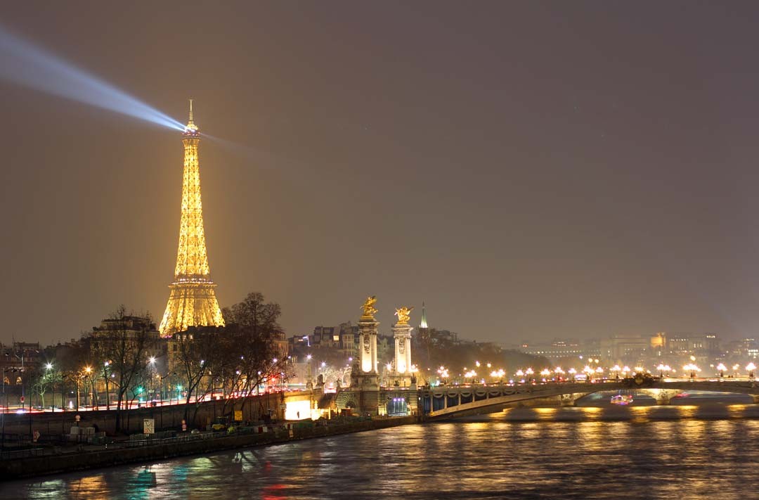 Vue sur Tour Eiffel de nuit